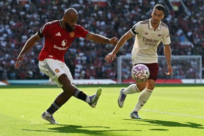 Mbeumo (kiri) gagal meledak gol ketika melakukan penampilan pertama bersama United. Foto AFP