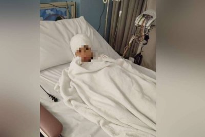 Kanak-kanak berusia 10 tahun ketika menerima rawatan di sebuah hospital swasta pada Mac lalu. Foto Ihsan Keluarga