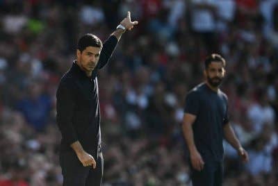 Arteta (kiri) yakin pemainnya mampu bermain lebih baik ketika menentang United. Foto AFP