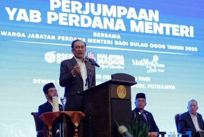 Anwar (berdiri) menyampaikan ucapan semasa hadir pada Perjumpaan Perdana Menteri Bersama Warga Jabatan Perdana Menteri Bagi Bulan Ogos di Puspanitapuri pada Isnin. Foto Bernama