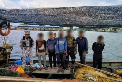 Enam individu termasuk seorang tekong warga tempatan ditahan Maritim Malaysia Pahang selepas sebuah vesel nelayan tempatan disyaki melanggar syarat sah lesen di perairan negeri ini. Foto: Maritim Pahang.