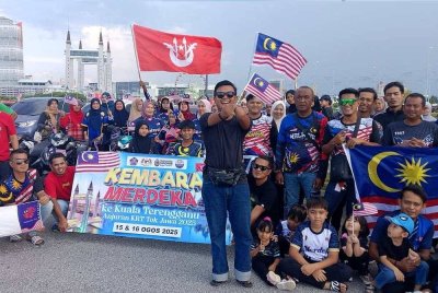 Mohd Jafri mengibarkan Jalur Gemilang.
