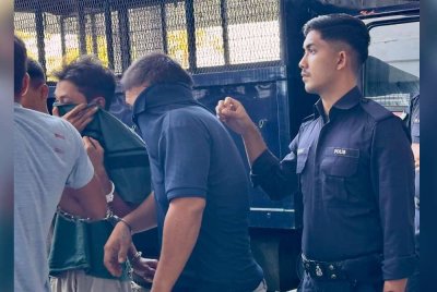 Mohammed Hibatul-Alimi (dua dari kanan) dan Ahmad Ammar Rusydi (dua dari kiri) dikawal ketat polis ketika tiba di Kompleks Mahkamah Kota Bharu. - FOTO: SINAR HARIAN/ADILA SHARINNI WAHID