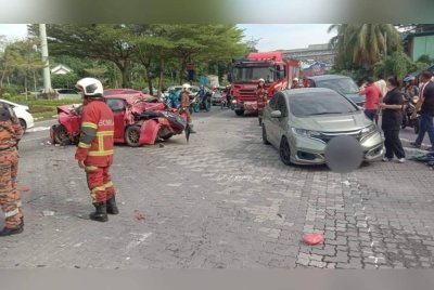 Sebanyak 11 kenderaan termasuk sebuah lori kren, enam kereta dan empat motosikal terbabit dalam kemalangan di Jalan Kebun Teh Lama, Johor Bahru pada pagi Isnin. Foto JBPM Johor