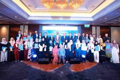 (Barisan belakang, tujuh dari kiri ke kanan) Pengarah Hal Ehwal Pihak Berkepentingan Ekuinas, Hizwani Hassan; Ketua Pegawai Eksekutif Ekuinas, Aliff Omar Mohamad Omar; Pengerusi, Ekuinas, Tan Sri Shahril Ridza Ridzuan dan Ahli Lembaga Pengarah dan Pengerusi Jawatankuasa CSR Ekuinas, Datuk Abdul Mutalib Alias bersama-sama kohort ILTIZAM Catalyst 2024.