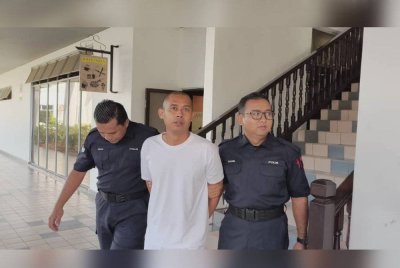 Shahrul Nizam dibawa polis ketika hadir ke mahkamah pada Isnin