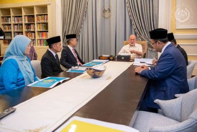 Sultan Ibrahim berkenan menerima menghadap Menteri Komunikasi, Datuk Fahmi Fadzil di Istana Negara. Foto Facebook Sultan Ibrahim Sultan Iskandar