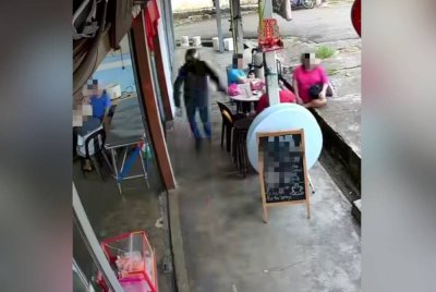 Rakaman CCTV restoran memaparkan suspek menyamun mangsa yang sedang bersarapan. Foto tular