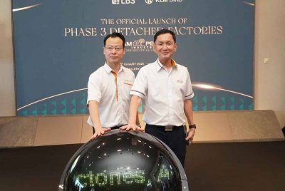 Pengarah Urusan Kumpulan merangkap Ketua Pegawai Eksekutif LBS, Datuk Joey Lim Hock Guan (kanan) bersama Pengarah Urusan KLM Land, Ken Kang CJ pada majlis pelancaran kilang berkedudukan bebas di Taman Perindustrian Alam Perdana, Puncak Alam, Selangor pada Sabtu.