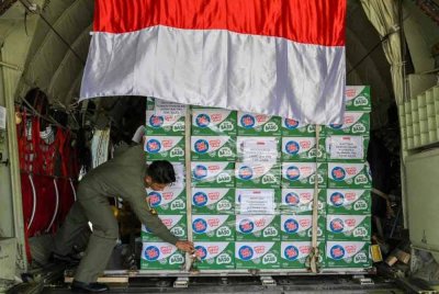 Seorang anak kapal memeriksa tali pengikat yang mengikat bantuan kemanusiaan untuk rakyat Palestin di Gaza di atas dua pesawat Hercules C-130. Foto AFP