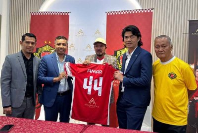 Muhamad Zaki (tengah) bersama pihak pengurusan pasukan dan penaja memegang jersi KRW FC.