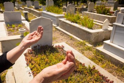 ROH akan kenal orang yang menziarahinya jika ia mengenali orang tersebut ketika hidup. Foto Canva