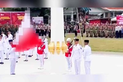 Rakaman tular bendera Indonesia hampir diletakkan dalam posisi terbalik dalam acara di Kabupaten Mamasa, Sulawesi Barat. - Agensi