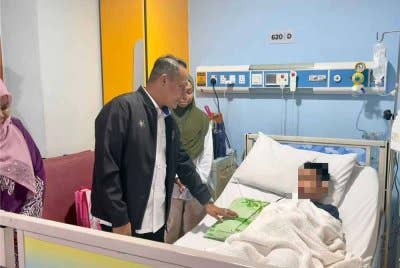 Aznan melawat Izzul Islam di sebuah hospital swasta di Johor Bahru. Foto Facebook Exco