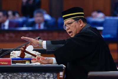 Johari mengawal situasi tegang ketika mempengerusikan Mesyuarat Kedua, Penggal Keempat Parlimen ke-15 Dewan Rakyat di Bangunan Parlimen pada Isnin. Foto Bernama