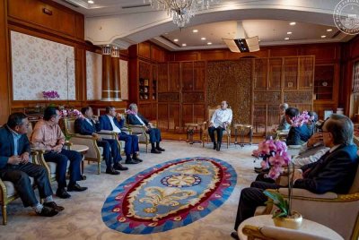 Anwar semasa pertemuan bersama Pengerusi GRS dan BN di Putrajaya pada Isnin. Foto Pejabat Perdana Menteri