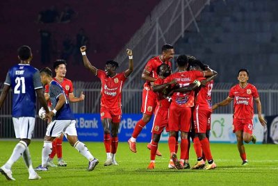 Pemain Kelantan TRW meraikan jaringan gol ketika menentang KL City dalam aksi pertama Pusingan 16 Piala FA di Stadium Sultan Muhammad IV, malam ini. FOTO: Bernama