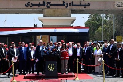 Perdana Menteri Palestin, Mohammad Mustafa (dua dari kiri), mendengar ucapan Menteri Luar Mesir, Badr Abdelatty (tengah), dalam satu sidang media di lintasan sempadan Rafah pada 18 Ogos 2025. Foto AFP