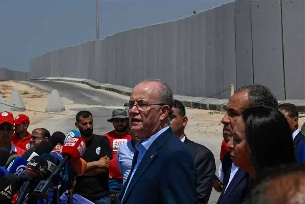 Mohammad Mustafa (tengah) bersama Badr Abdelatty (dua dari kanan) bercakap pada sidang media di lintasan sempadan Rafah pada 18 Ogos 2025. Foto AFP