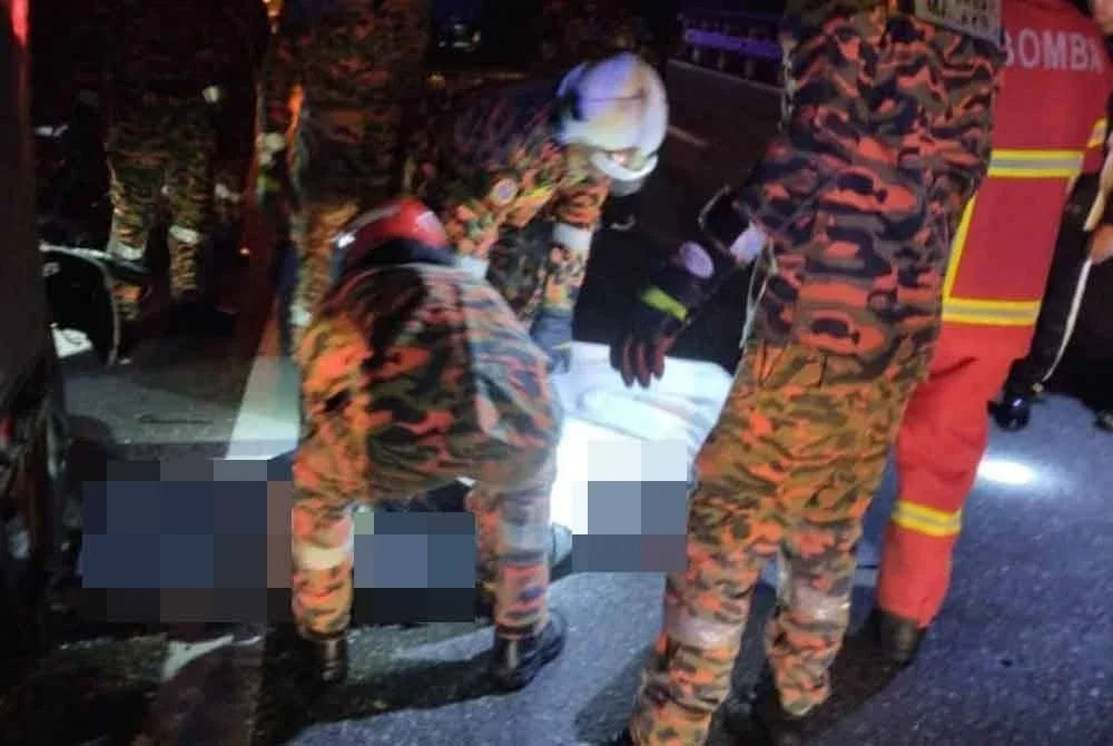 Mayat mangsa diserahkan kepada pihak polis untuk tindakan selanjutnya. Foto: ihsan Bomba Perak