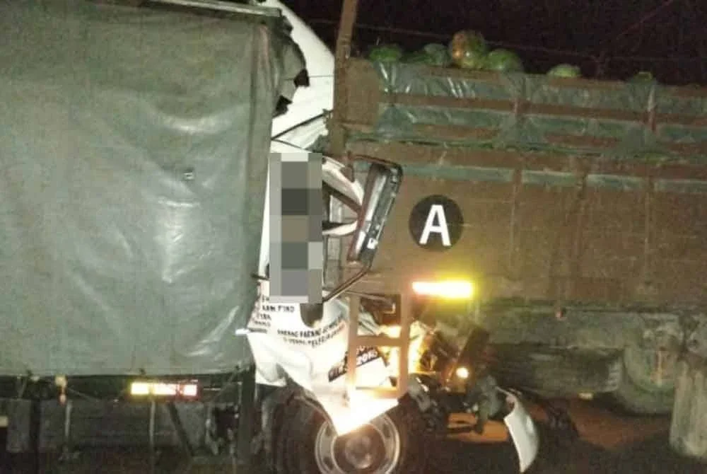 Kemalangan melibatkan dua lori menyebabkan seorang pemandu tersepit dan disahkan meninggal dunia di tempat kejadian. Foto: ihsan Bomba Perak
