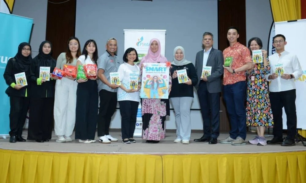 Azliza (enam dari kiri) bersama barisan wakil penaja program dan rakan kerjasama yang hadir pada majlis itu.