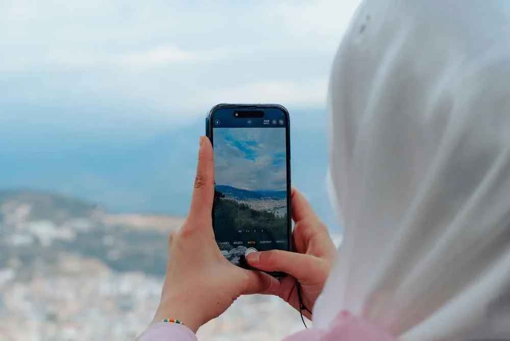 KEBANYAKAN masyarakat kita gemar mengambil gambar kenangan setiap kali megunjungi tempat menarik atau bersejarah termasuk yang berkait rapat dengan kepercayaan tertentu seperti patung agama lain. -Gambar hiasan/ Foto: CANVA
