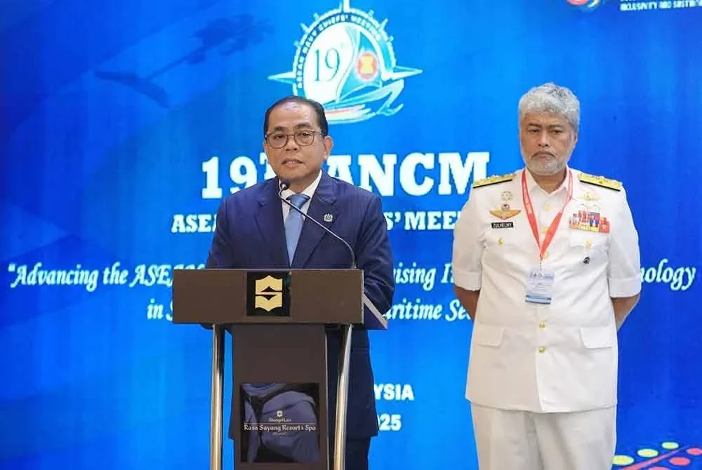 Mohamed Khaled menyampaikan ucapan perasmian di Mesyuarat Panglima-Panglima Tentera Laut ASEAN ke-19 (ANCM) di Batu Ferringhi.