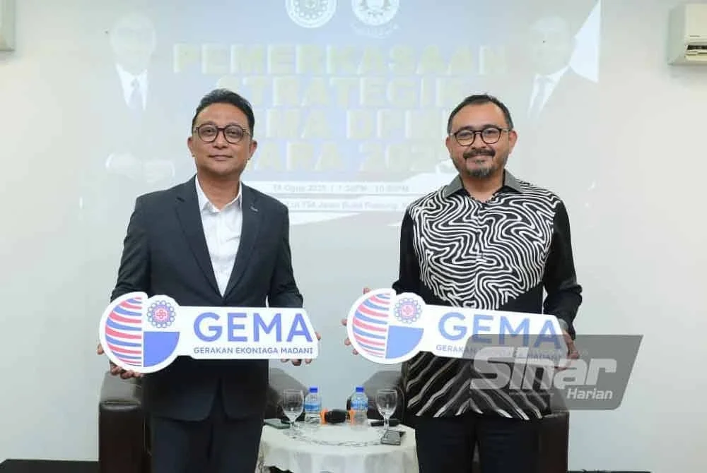 Zulfikri Osman (kiri) dan Norsyahrin ketika gimik pelancaran Agenda Pemerkasaan Strategik GEMA DPMM – MARA 2025 di Anjung Melayu, Jalan Bukit Petaling pada Isnin. FOTO - SINAR HARIAN/MOHD HALIM ABDUL WAHID
