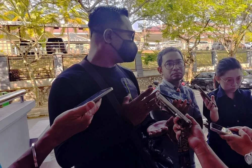 Abang kepada suspek kes tikam ditemui pemberita di luar mahkamah.