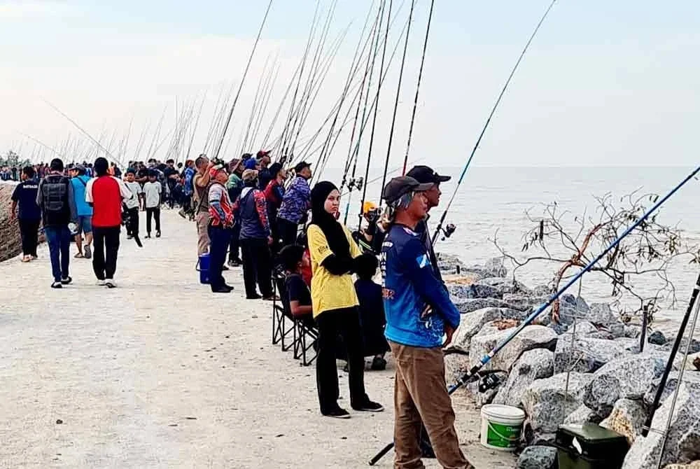 Sebahagian daripada peserta yang mengambil bahagian dalam Pertandingan Memancing GP Joran Terbuka Selangor di Pantai Kelanang.