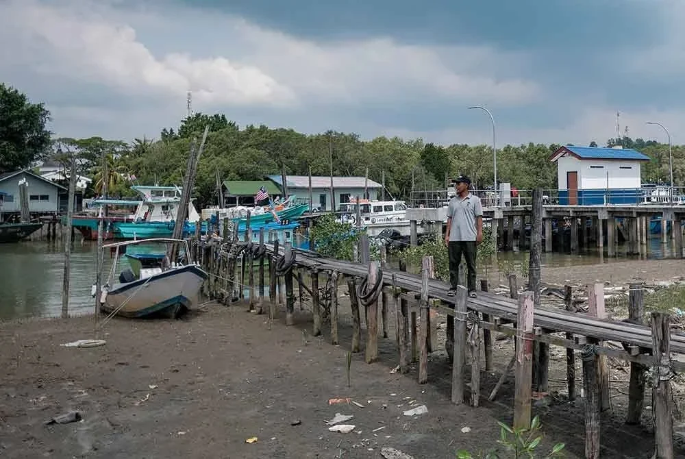 Ahli Lembaga Pengarah Persatuan Nelayan Kawasan Mersing Mohd Sufian Ghazali meninjau persekitaran jeti bagi memastikan kemudahannya sesuai dan selamat untuk digunakan oleh para nelayan.