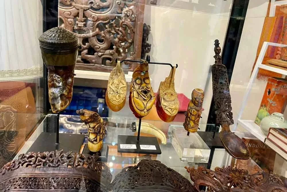 Jabatan Perhilitan telah merampas seutas rantai, tiga unit hulu parang, dua unit perhiasan patung dan tiga unit ukiran disyaki mengandungi bahagian hidupan liar.