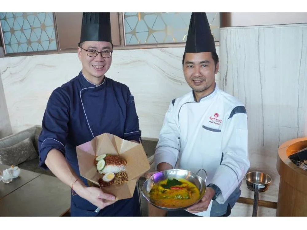 Cef Hans Lim dan Cef Nor Hamizi menunjukkan hidangan masing-masing, iaitu Nasi Lemak dan Patin Tempoyak, dua menu popular & eksklusif di Resorts World Genting.