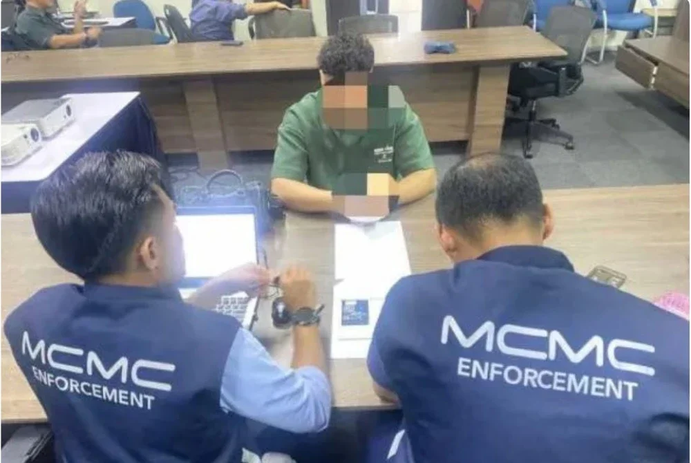 Suruhanjaya Komunikasi dan Multimedia Malaysia (MCMC) telah mengenal pasti individu di sebalik akaun TikTok "Dato’ Prof Dr Tunku Iskandar” yang didapati menyamar sebagai pakar patologi, serta mendakwa terlibat dalam proses bedah siasat kematian Allahyarham Zara Qairina Mahathir.