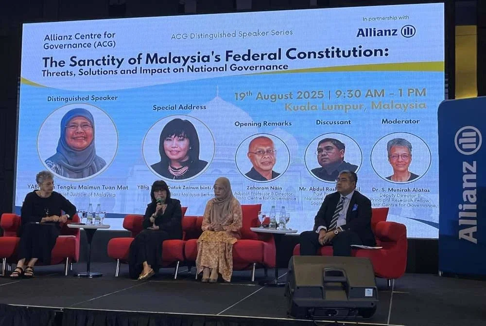 Tengku Maimun (dua dari kiri) ketika menjawab pertanyaan diajukan peserta program yang berlangsung di salah sebuah hotel pada Selasa.