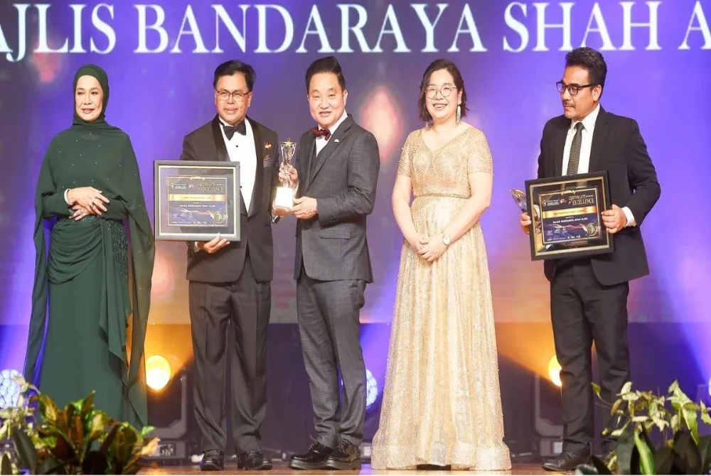 Exco Kerajaan Tempatan dan Pelancongan, Datuk Ng Suee Lim (tiga dari kanan) menyampaikan anugerah kepada Datuk Bandar Shah Alam, Datuk Mohd Fauzi Mohd Yatim (dua dari kiri) semasa Tourism Industry Awards 2025 baru-baru ini.