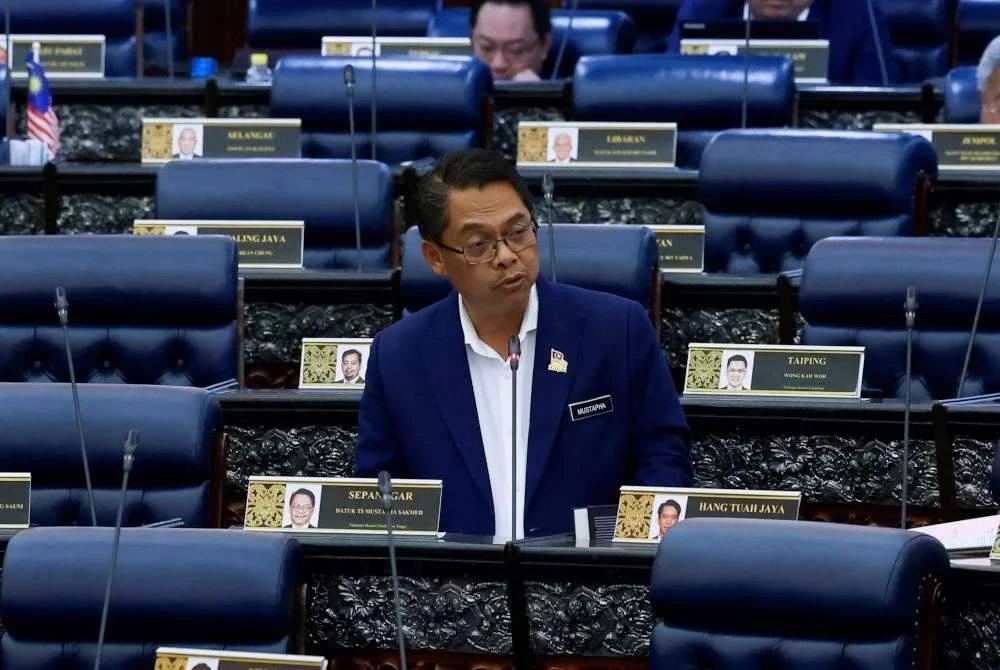 Mustapha Sakmud pada sesi pertanyaan-pertanyaan bagi jawab lisan ketika Mesyuarat Kedua, Penggal Keempat Parlimen ke-15 Dewan Rakyat di Bangunan Parlimen hari ini. Foto Bernama