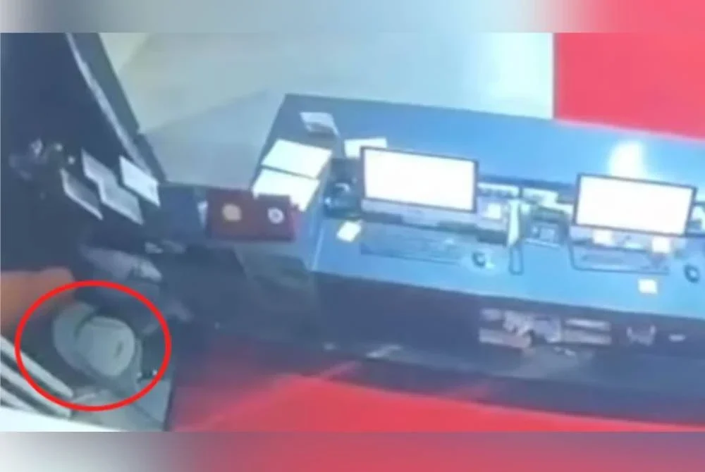 Rakaman CCTV menunjukkan pasport mereka dibuang ke dalam tong sampah di kaunter penerimaan tetamu hotel. Foto Agensi