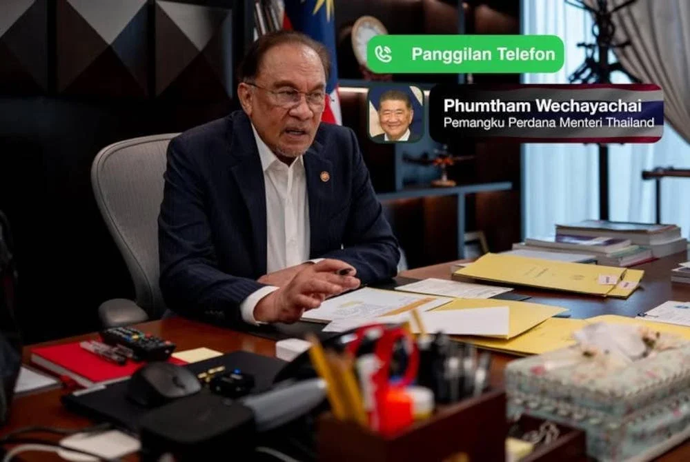 Anwar ketika melakukan perbincangan menerusi telefon dengan Phumtham Wechayachai dan Hun Manet. Foto FB Anwar Ibrahim