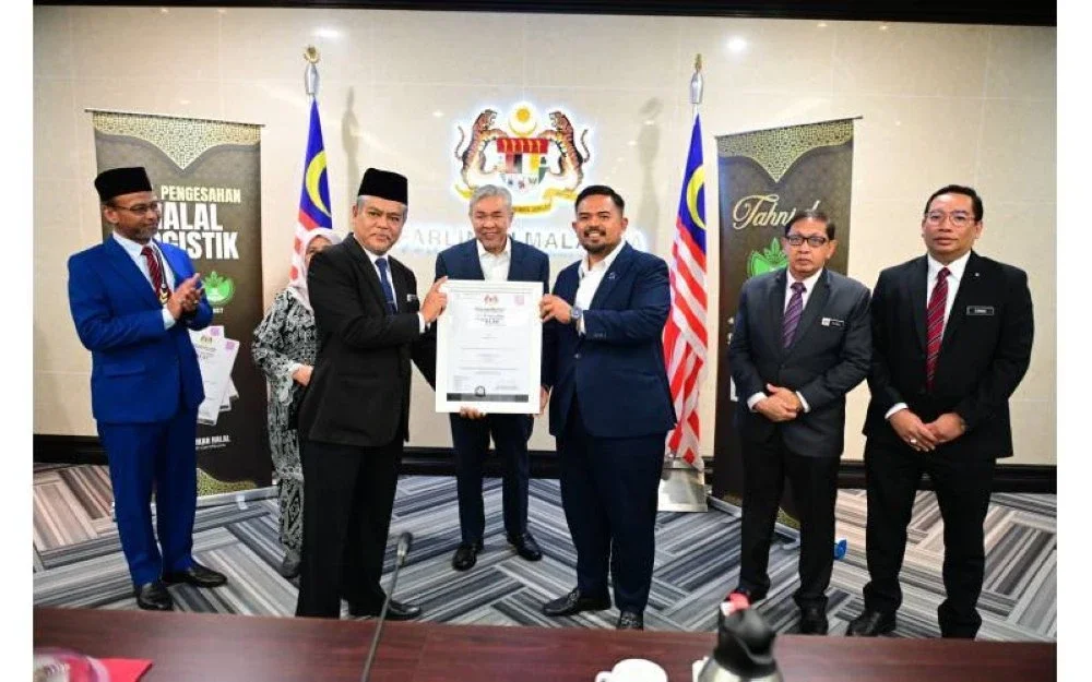 Majlis penyerahan sijil disempurnakan oleh Timbalan Ketua Pengarah (Dasar) JAKIM, Dr. Mohamad Kori Jusoh kepada Pengerusi RISDA, Manndzri Nasib dengan disaksikan oleh Timbalan Perdana Menteri, Datuk Seri Dr. Ahmad Zahid Hamidi di Bangunan Parlimen, hari ini.