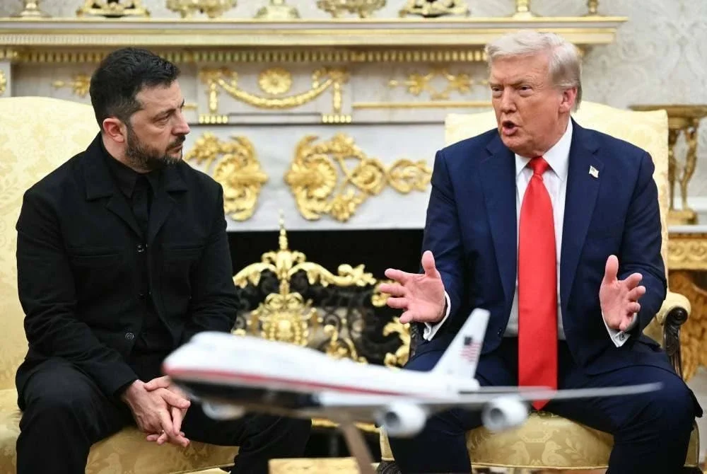 Zelenskyy (kiri) mendengar penjelasan Trump ketika mesyuarat di Pejabat Oval pada Isnin.