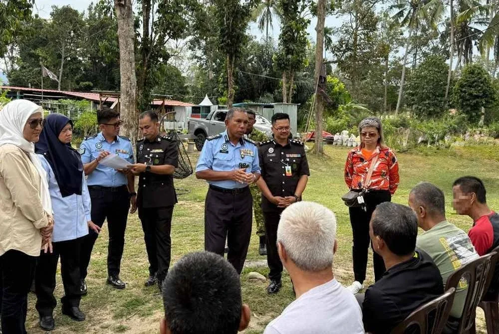 Ahmad Faudzi (tiga dari kanan) bertemu lima prospek akan menjalani penempatan pekerjaan di Payo Campsite di Johol.