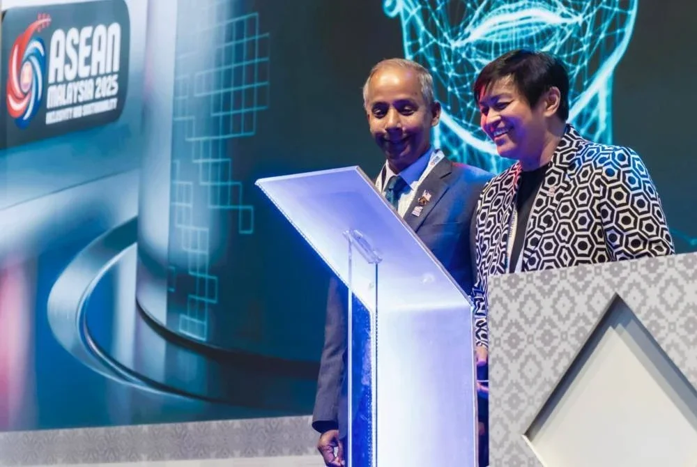 Azalina ketika membuat imbasan wajah sebagai gimik pelancaran ASEAN Law Forum 2025 di Pusat Konvensyen Kuala Lumpur, hari ini. - Foto: Bernama