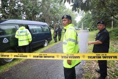 Kubur Allahyarham Zara Qairina di Sipitang digali semula pada 9 Ogos lalu. Pelbagai andaian tidak benar tersebar sejak kematian pelajar Tingkatan Satu itu pada 17 Julai lalu. - Foto: Bernama