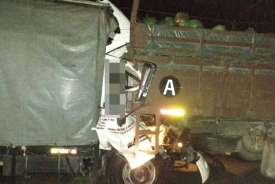 Kemalangan melibatkan dua lori menyebabkan seorang pemandu tersepit dan disahkan meninggal dunia di tempat kejadian. Foto: ihsan Bomba Perak