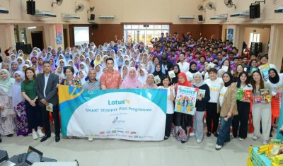 Jawatankuasa penganjur, pelajar dan penaja bergambar bersama selepas Majlis Pelancaran Program Smart Shopper Plus di SMK Sultan Abdul Aziz Shah (Integrasi) di Kajang pada Khamis.