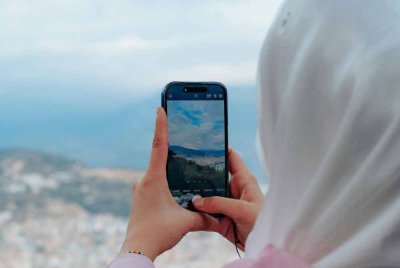 KEBANYAKAN masyarakat kita gemar mengambil gambar kenangan setiap kali megunjungi tempat menarik atau bersejarah termasuk yang berkait rapat dengan kepercayaan tertentu seperti patung agama lain. -Gambar hiasan/ Foto: CANVA