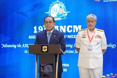 Mohamed Khaled menyampaikan ucapan perasmian di Mesyuarat Panglima-Panglima Tentera Laut ASEAN ke-19 (ANCM) di Batu Ferringhi.