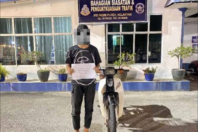 Gara-gara menunggang sambil beraksi 'wheelie', seorang remaja ditahan dalam Op Samseng Jalanan di sekitar kawasan Pantai Bisikan Bayu, Tok Bali di Pasir Puteh pada Isnin. Foto: PDRM